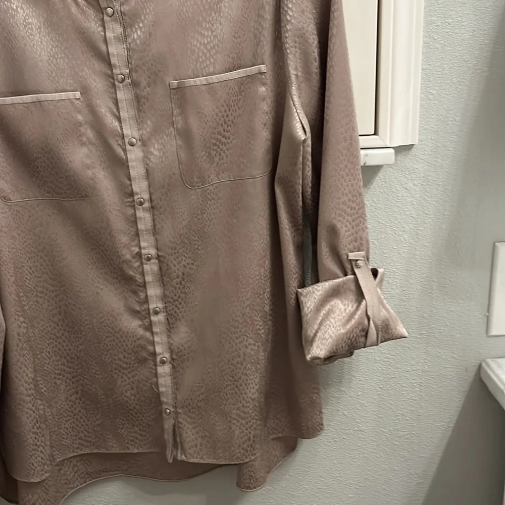 Gold T Tahari blouse ⭐️ - Picture 4 of 5